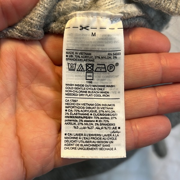 Old Navy Gray and White Buffalo Check sweater, size Medium - Picture 5 of 6